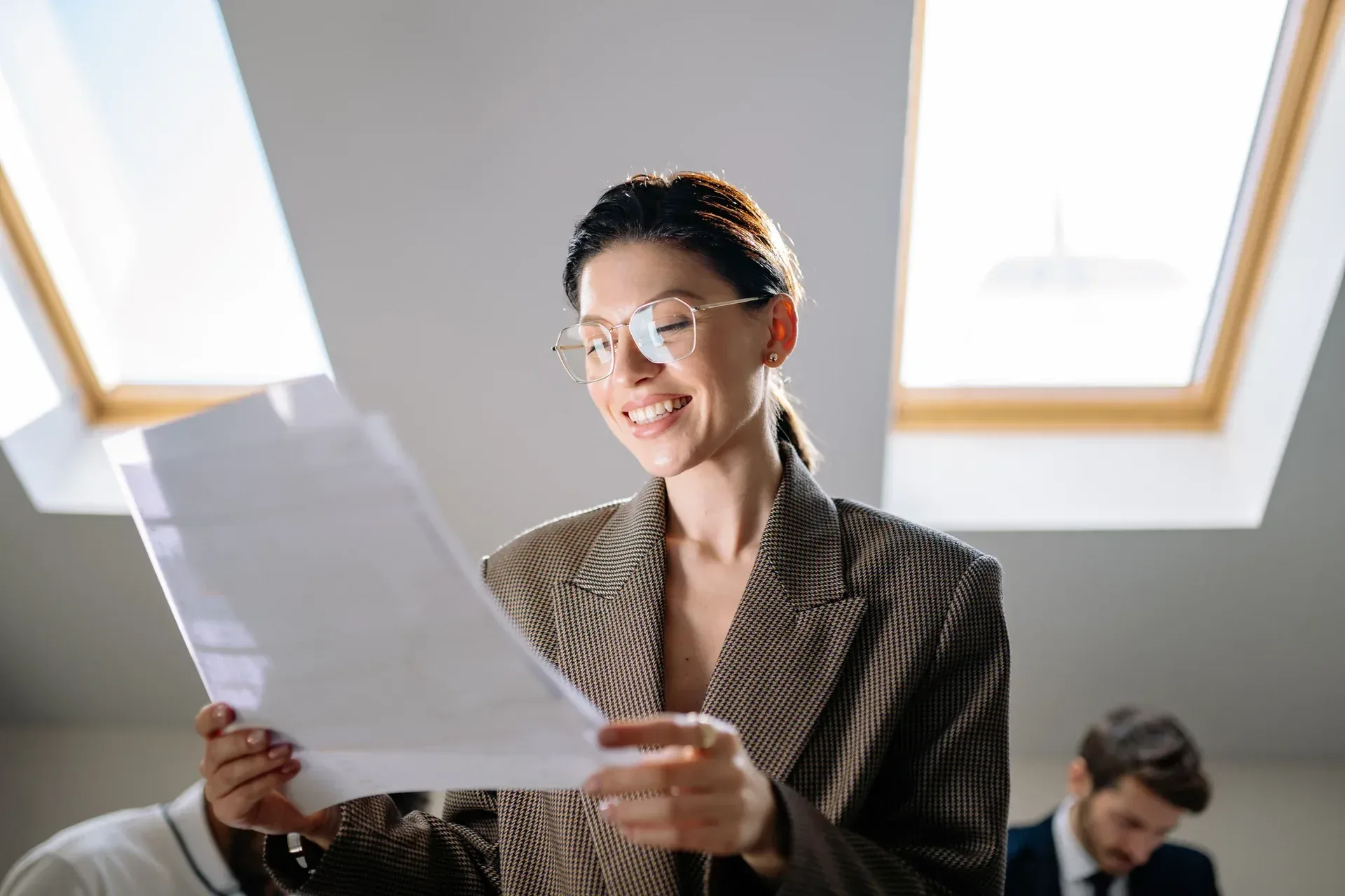 Responsable d'association souriante relisant un document